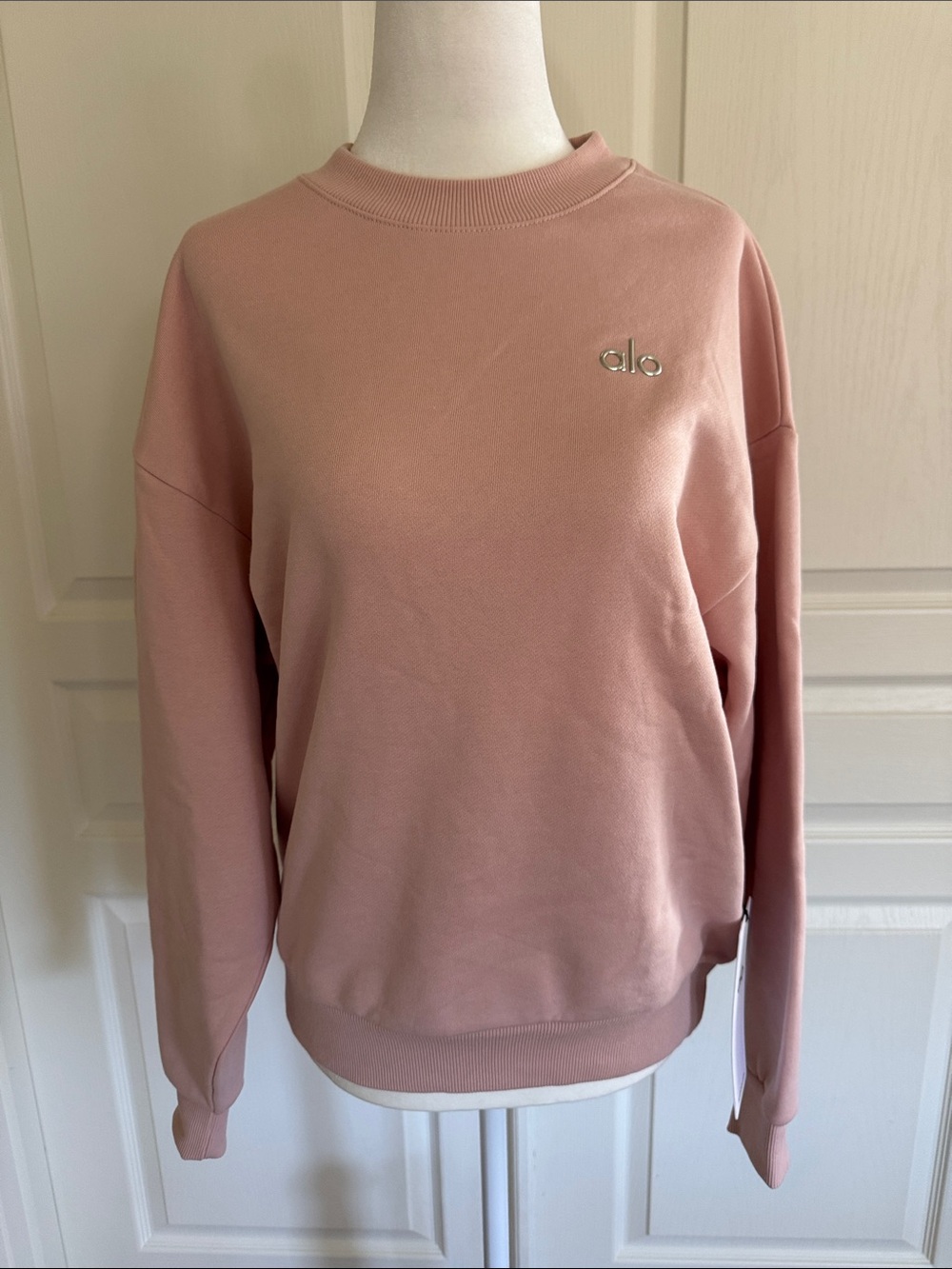 NWT. ALO Yoga Accolade Crewneck Sweatshirt in Pink Quartz Size XS